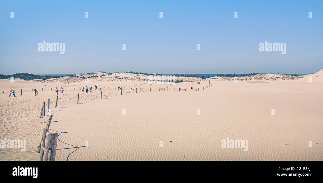 Verlassene Wüste Polens an der Ostsee in Łeba Leba. Blick auf das Meer inmitten einer ruhigen Düne im Naturschutzgebiet Lontzkedüne Stockfoto