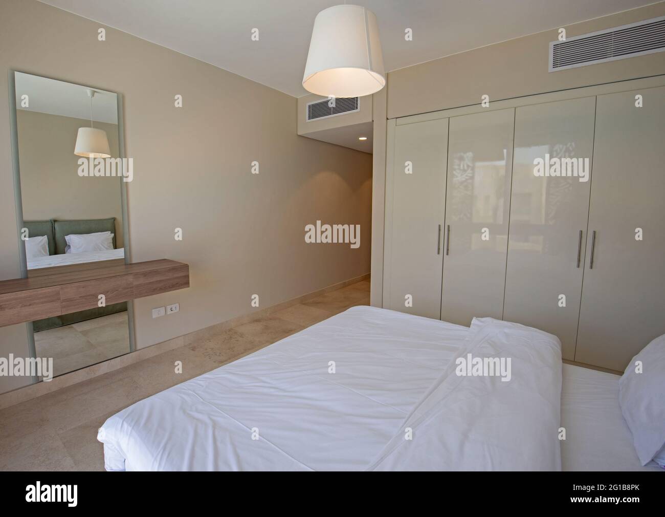 Innenarchitektur Dekormöbel von Luxus zeigen Heim Schlafzimmer mit Möbeln und Doppelbett mit Kleiderschrank Stockfoto