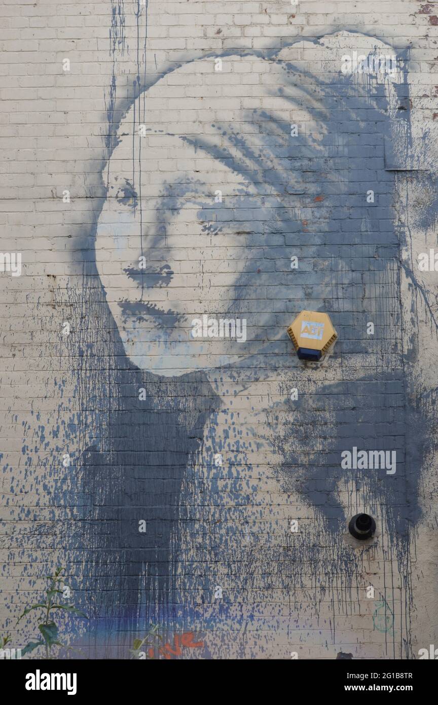 Bristol, Großbritannien. 3. Juni 2021. Banksy Mural 'The Girl with the Pierced Eardrum', basierend auf einem Einbruchalarm, der an der Seite eines Gebäudes erscheint. Stockfoto