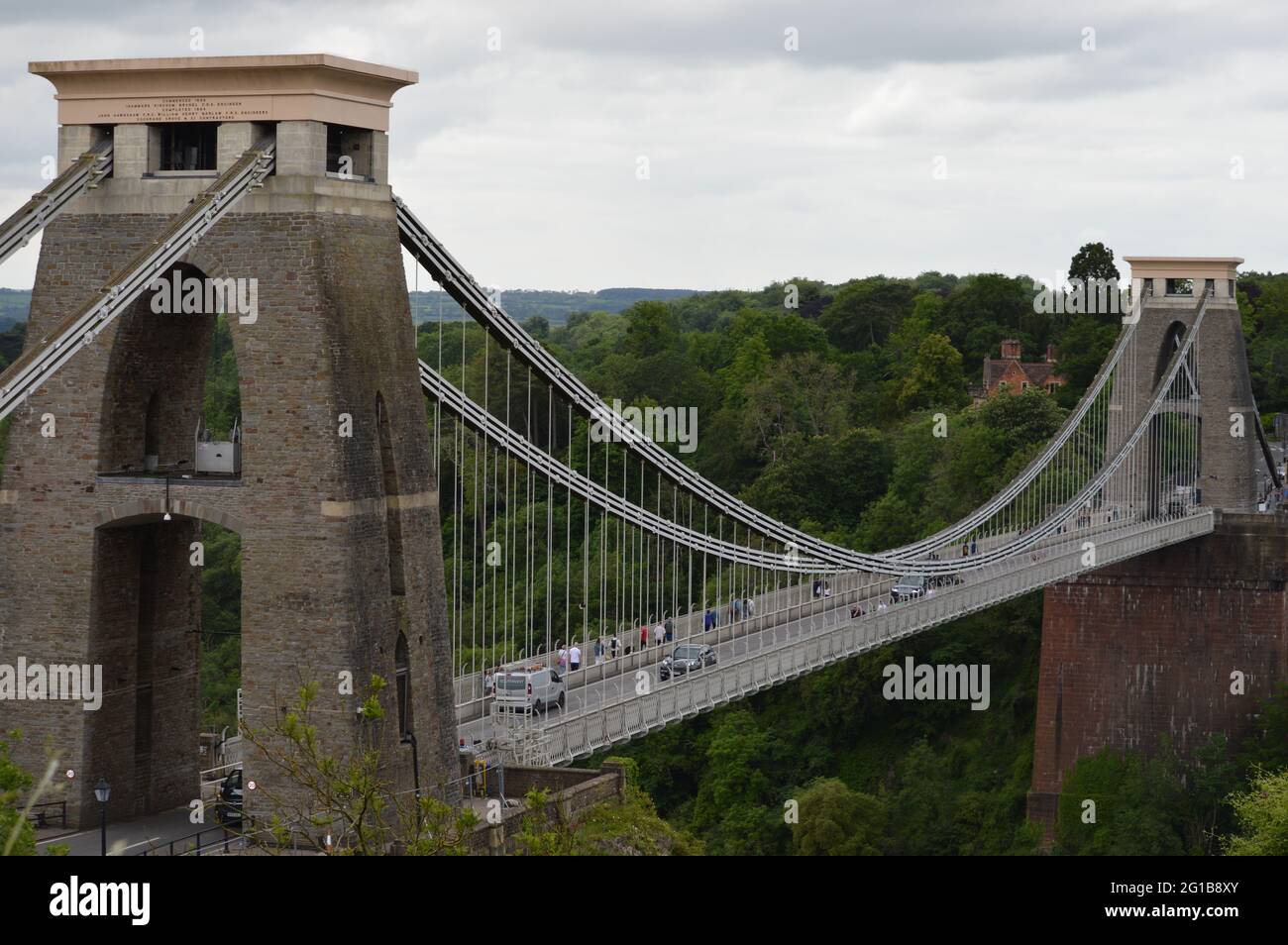 Bristol, Großbritannien. 3. Juni 2021. Blick auf die von Isambard Kingdom Brunel entworfene Clifton Suspension Bridge, die die Avon-Schlucht und den Fluss Avon überspannt. Stockfoto