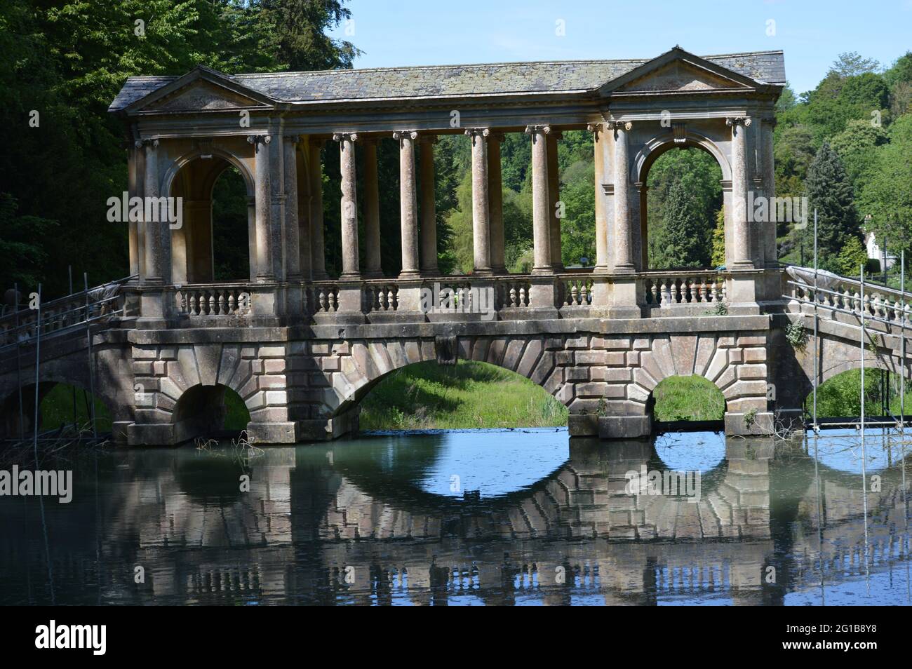 Bath, Großbritannien. 4. Juni 2021. Laufende strukturelle und technische Arbeiten an den Dämmen zur Wiederherstellung der Palladio-Brücke im Prior Park Landscape Garden. Stockfoto