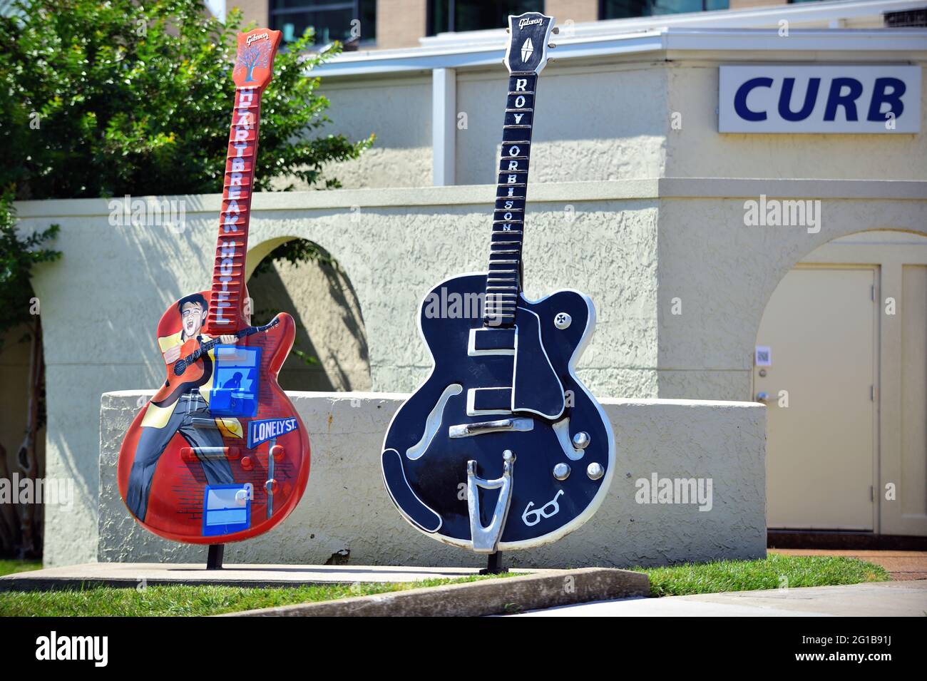 Nashville, Tennessee, USA. Ein paar riesige Gitarren erscheinen als Street Art in der Nähe der Innenstadt von Nashville. Stockfoto