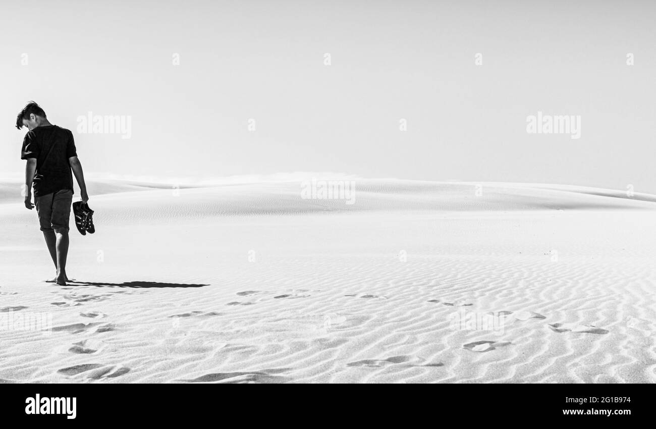 Urlaub in der dünnen. Aufgenommen im Naturschutzgebiet Łeba (Leba) an der Lontzkedüne (polnische Wydma Łącka).die Wüste Polens im Sommer am Strand. Stockfoto