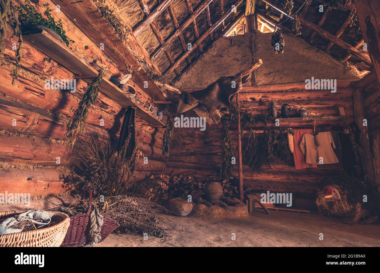 Alte Holzhütte und Fischerhütte. Nahaufnahme einer alten Hütte im Mittelalter. Alte Fischerhütte und Holzhütte mit Gewürzen und Töpfen. Böse Tote. Stockfoto