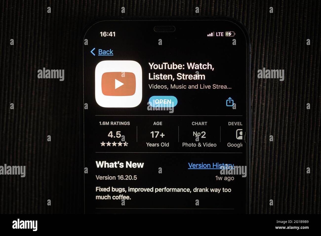 YouTube-App im Apple App Store auf einem iPhone 12-Bildschirm. Stockfoto