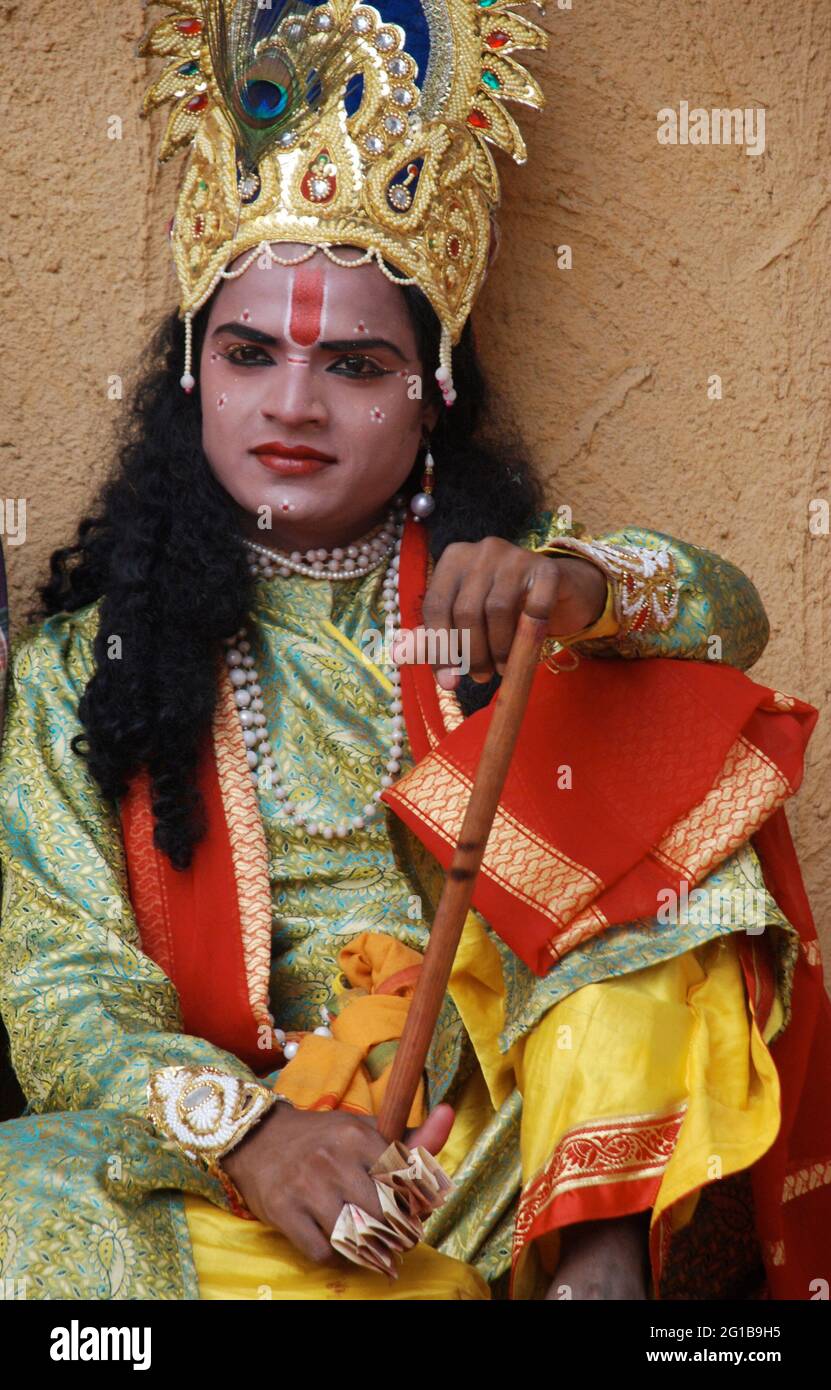 Ein Künstler, der als Gott Krishna beim jährlichen Surajkund Mela in Delhi, Indien, gastierte. Die Messe zeigt Kunsthandwerk aus ganz Indien. 22. Februar 2006. Stockfoto