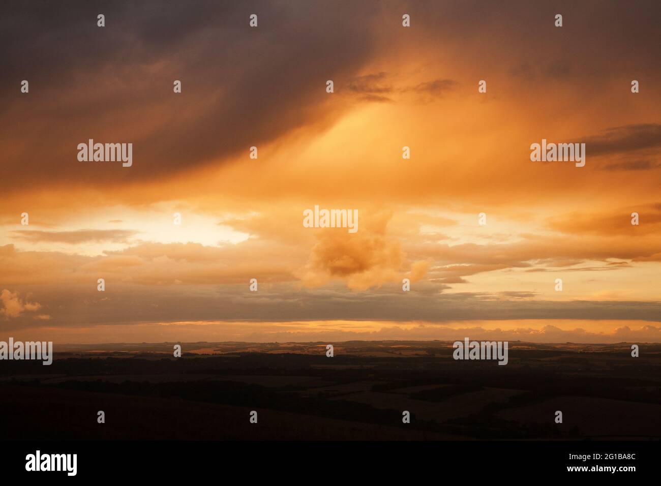 Blick von Combe Gibbet, auf Gallows Down in der Nähe des Dorfes Combe, Grenze West-Bekshire / Hampshire. Ich kam als ein Sturm bei Sonnenuntergang herüberwehte, Stockfoto