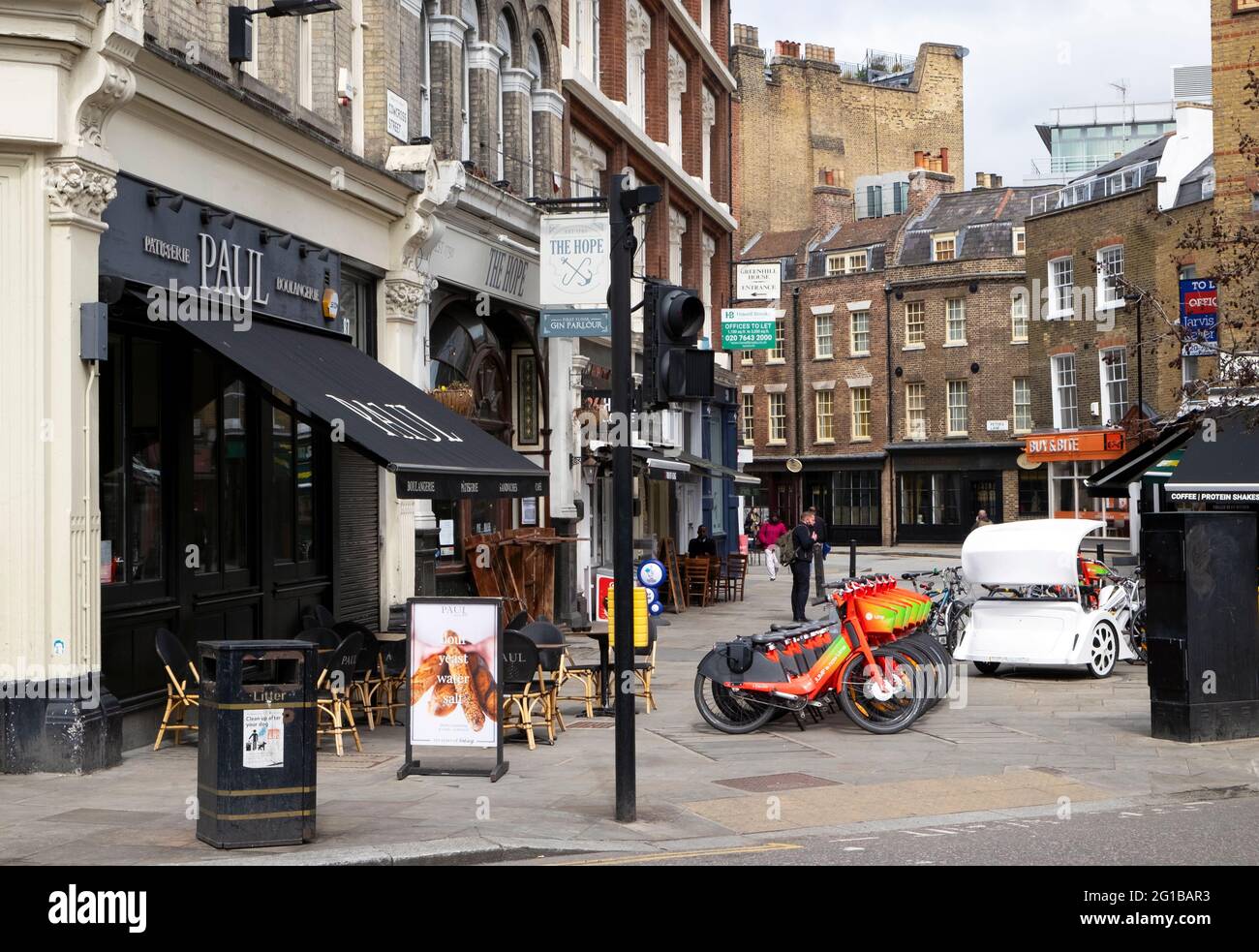 Jump Uber Elektrofahrräder, die vor der Bäckerei Paul in der Nähe der Cowcross Street in Clerkenwell, London, England, GEPARKT SIND, KATHY DEWITT Stockfoto
