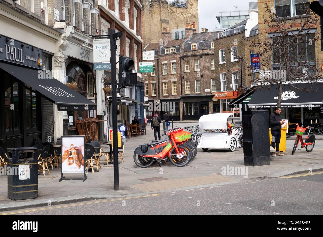 Jump Uber Elektrofahrräder, die vor der Bäckerei Paul in der Nähe der Cowcross Street in Clerkenwell, London, England, GEPARKT SIND, KATHY DEWITT Stockfoto