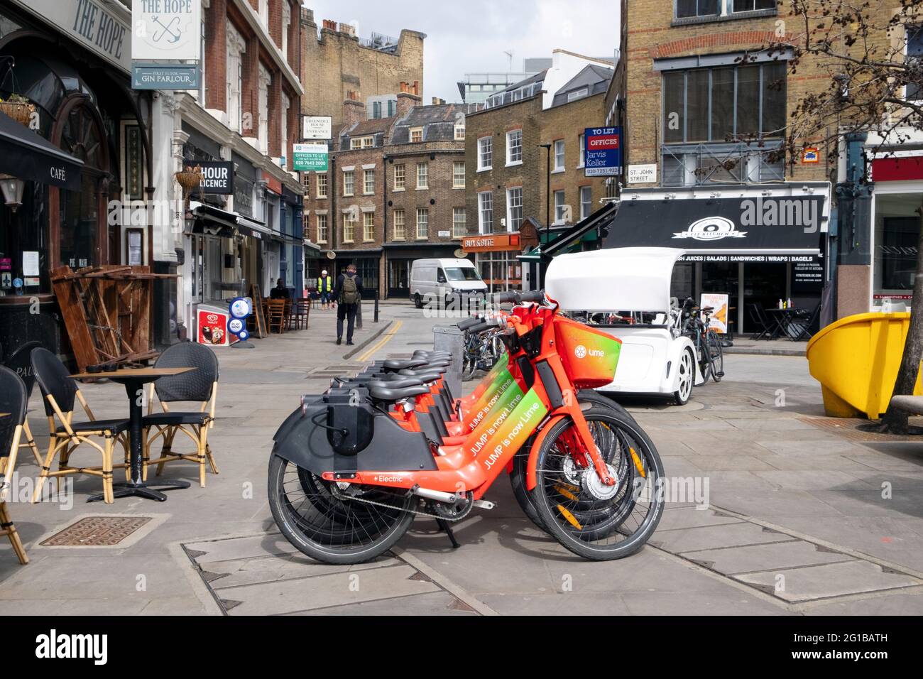 Jump Uber Elektrofahrräder in der Nähe der Cowcross Street in Clerkenwell, London EC1, England, GROSSBRITANNIEN, KATHY DEWITT Stockfoto