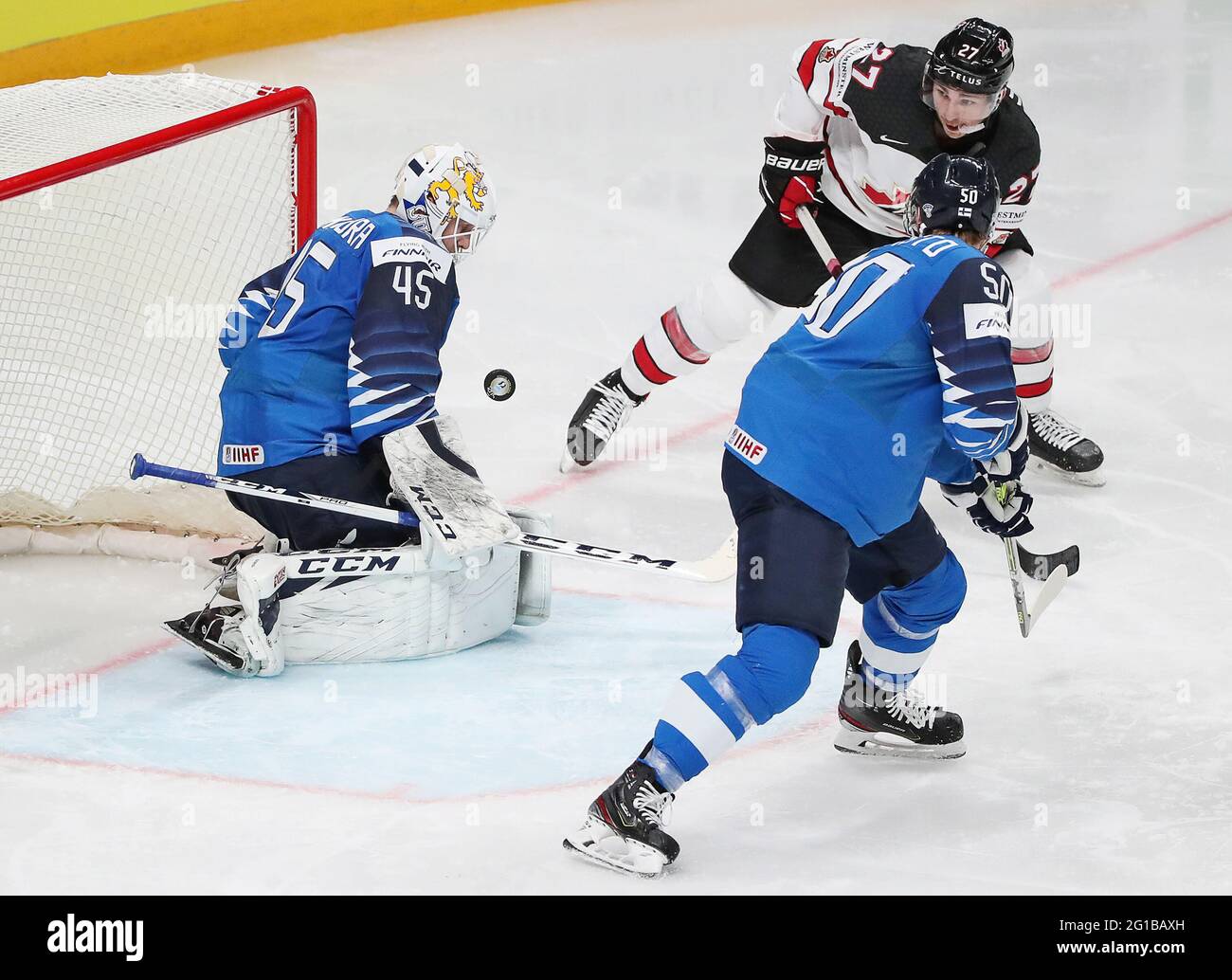 Riga Lettland Juni 2021 Der Finnische Torhuter Juho Olkinuora Unterstutzt Von Miika Koivisto L R Front Verteidigt In Seinem Eishockeyfinale 2021 In Der Arena Riga Gegen Den Kanadier Michael Bunting Quelle Natalia Fedosenko Tass Alamy Live
