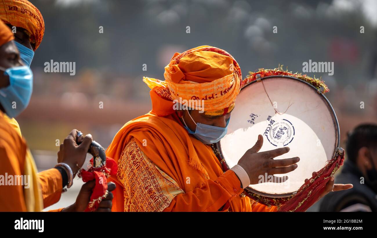 Haridwar, Uttarakhand.Indien- März 05 2021- Indische Heilige beim größten Versammlungsfestival Kumbh mela in Haridwar, Uttarakhand, Indien, spielen Musik, tragen Coronavirus-Schutzmaske, Appleprores422 4k Cinetone Hochwertige 4k-Aufnahmen Stockfoto