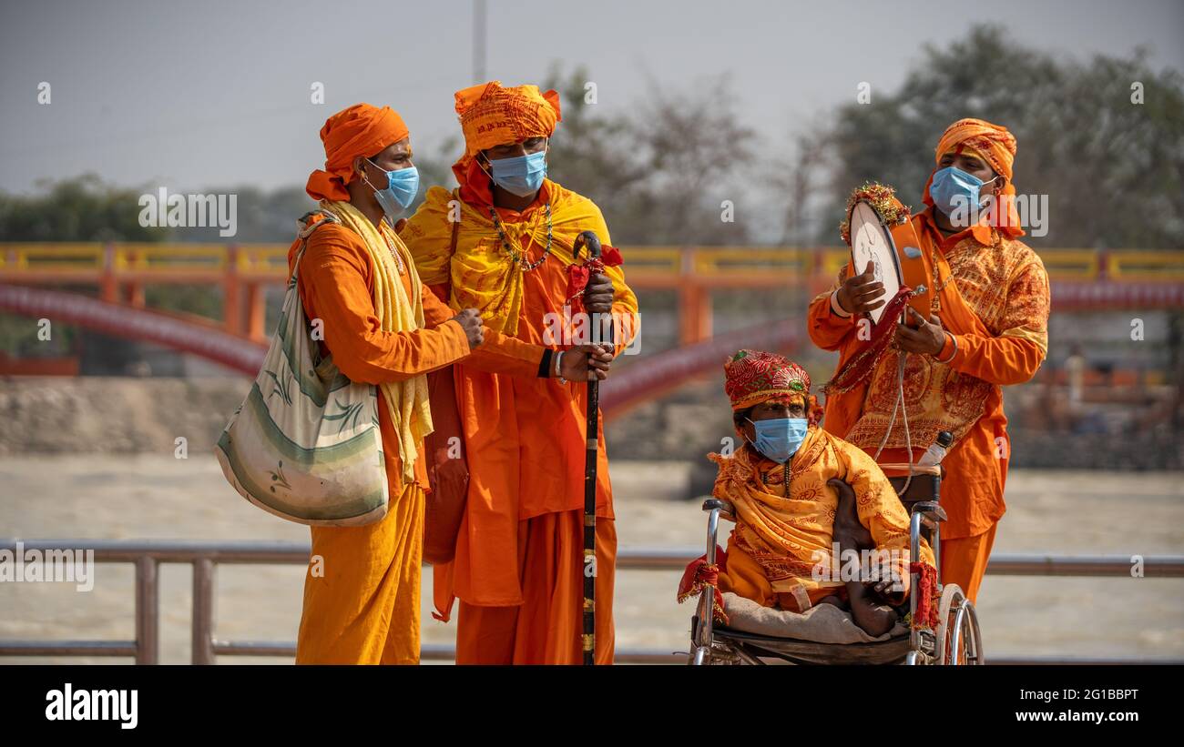 Haridwar, Uttarakhand.Indien- März 05 2021- Indische Heilige beim größten Versammlungsfestival Kumbh mela in Haridwar, Uttarakhand, Indien, spielen Musik, tragen Coronavirus-Schutzmaske, Appleprores422 4k Cinetone Hochwertige 4k-Aufnahmen Stockfoto