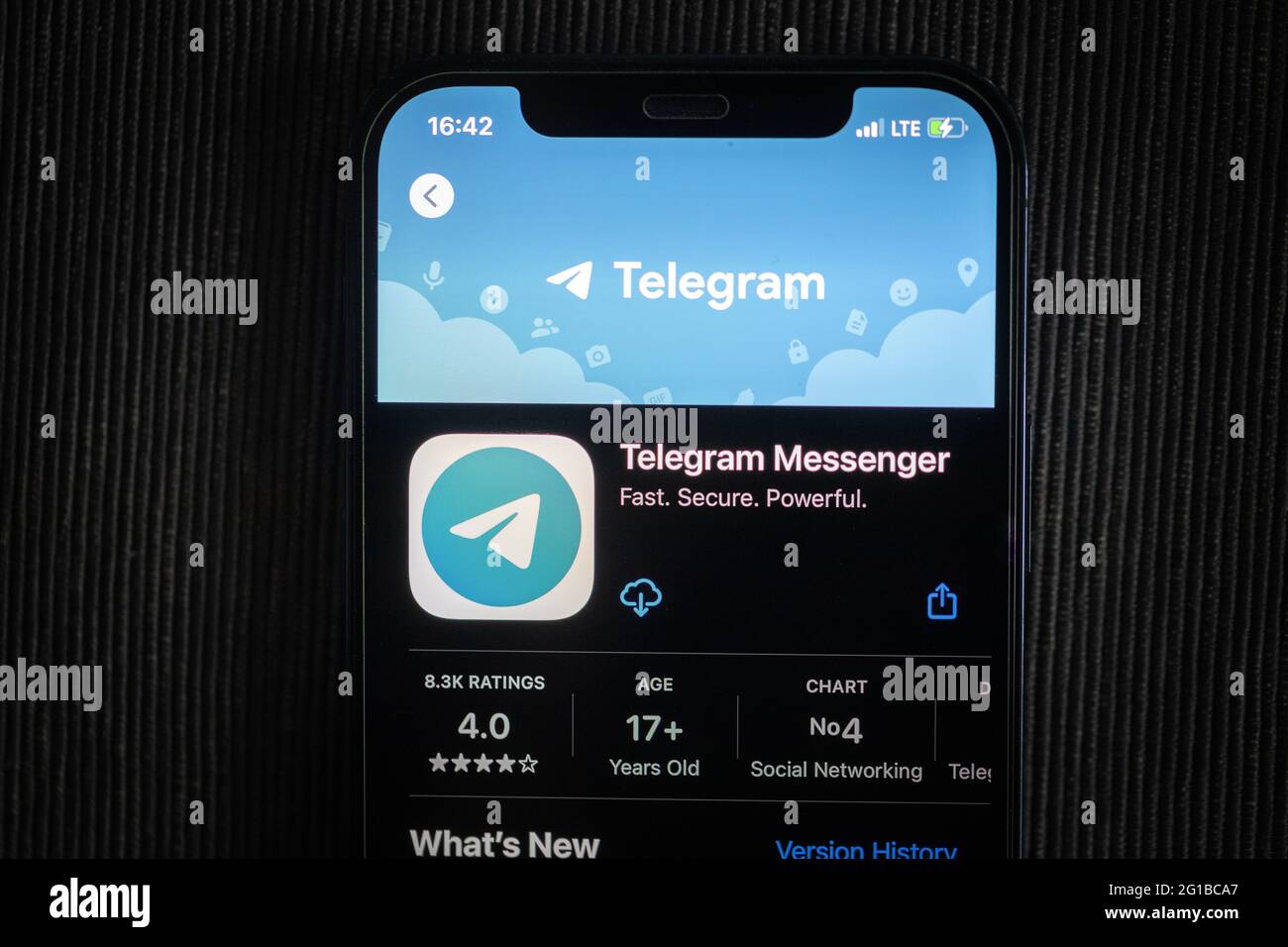 Telegram-App im Apple App Store auf einem iPhone 12-Bildschirm. Stockfoto