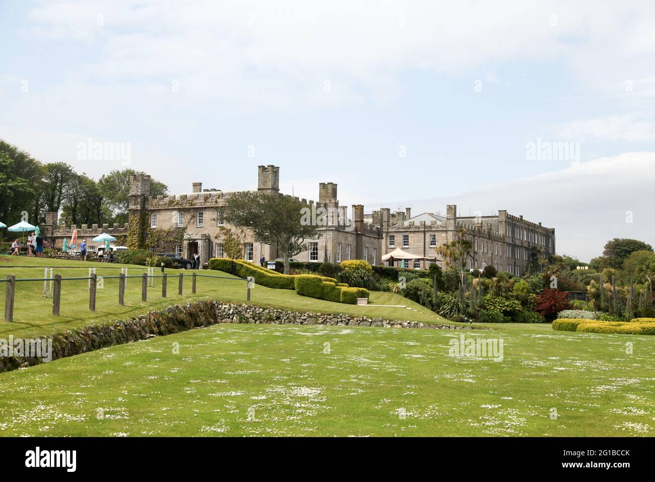 Das Gelände des Tregenna Castle Hotels ist vom Golfplatz, Carbis Bay, St. Ives, Cornwall, Großbritannien, Juni 2021 Stockfoto