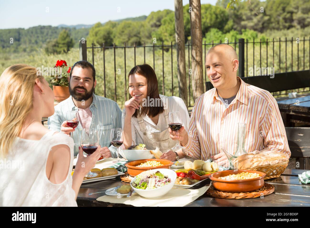 Freunde essen im Freien Stockfoto