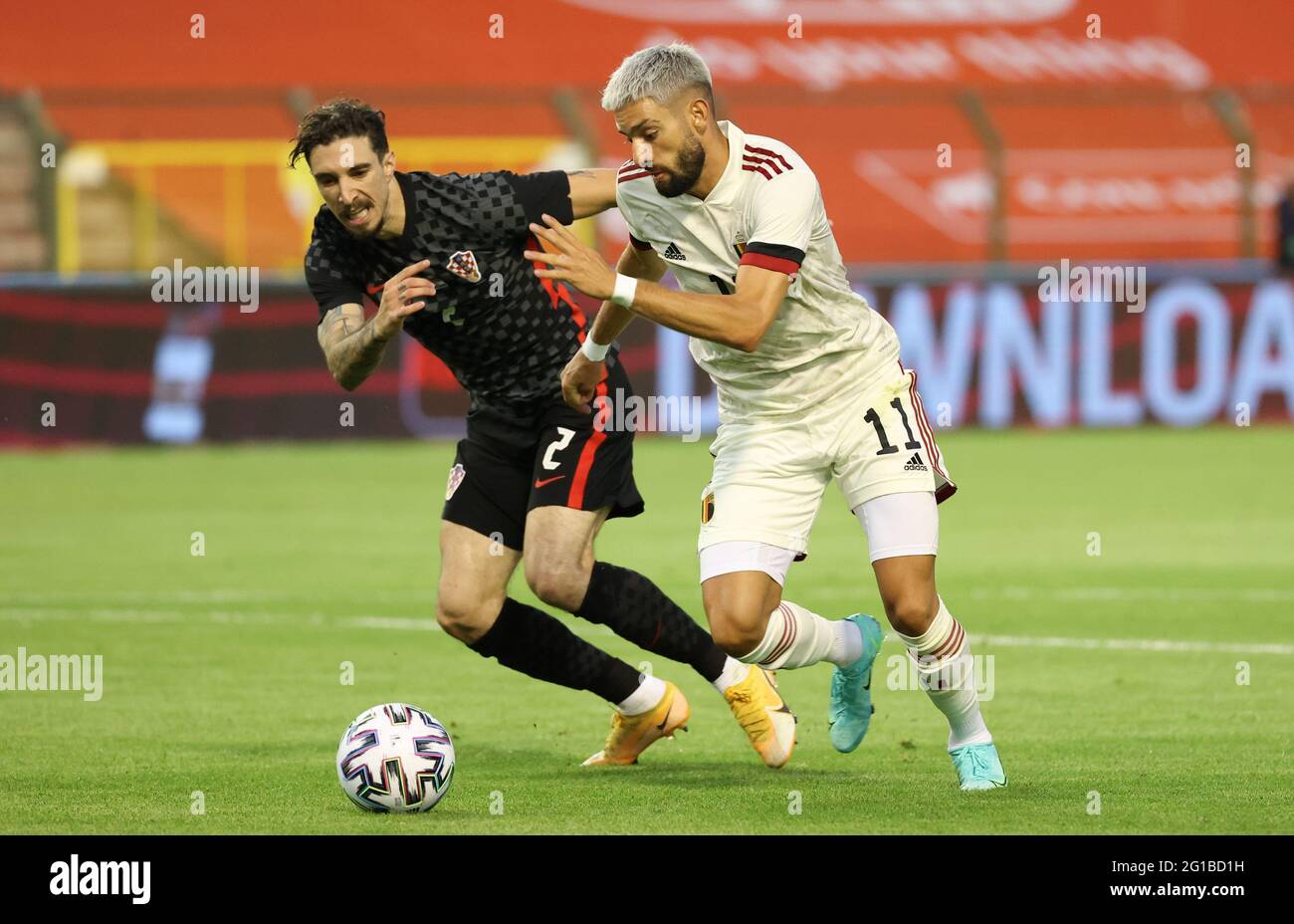 Der Kroatische Sime Vrsaljko und der Belgier Yannick Ferreira Carrasco kämpfen während eines Freundschaftsspiels der belgischen Fußballnationalmannschaft Red Devi um den Ball Stockfoto