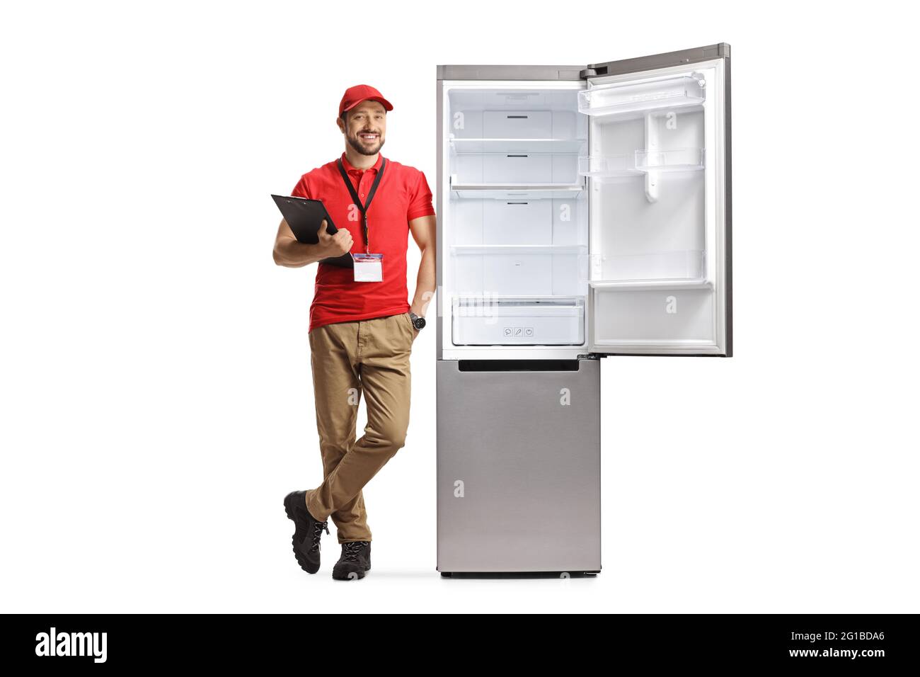 Männlicher Geschäftsassistent, der sich auf einen Kühlschrank stützt und eine Zwischenablage isoliert auf weißem Hintergrund hält Stockfoto