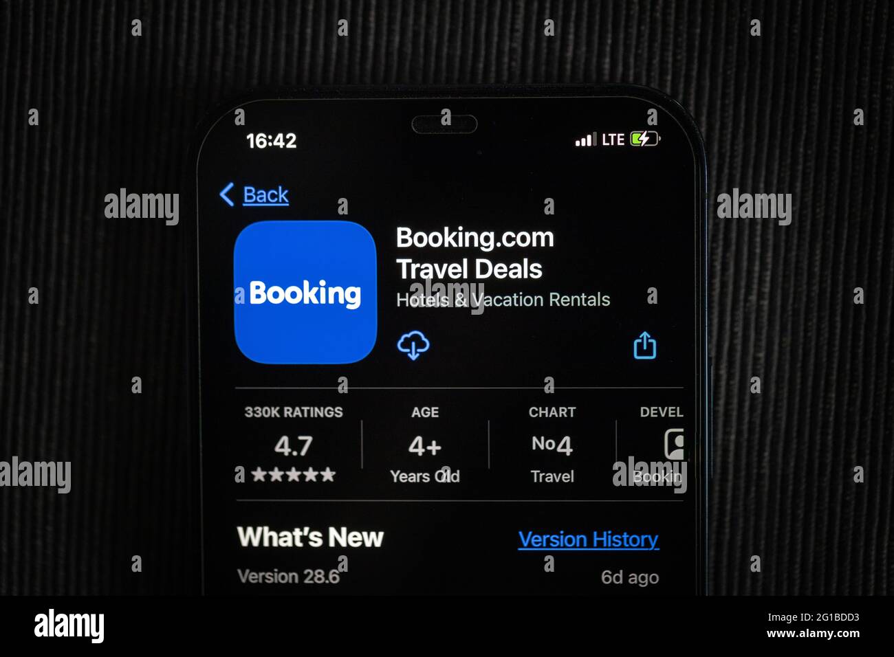 Booking.com App im Apple App Store auf einem iPhone 12-Bildschirm. Stockfoto