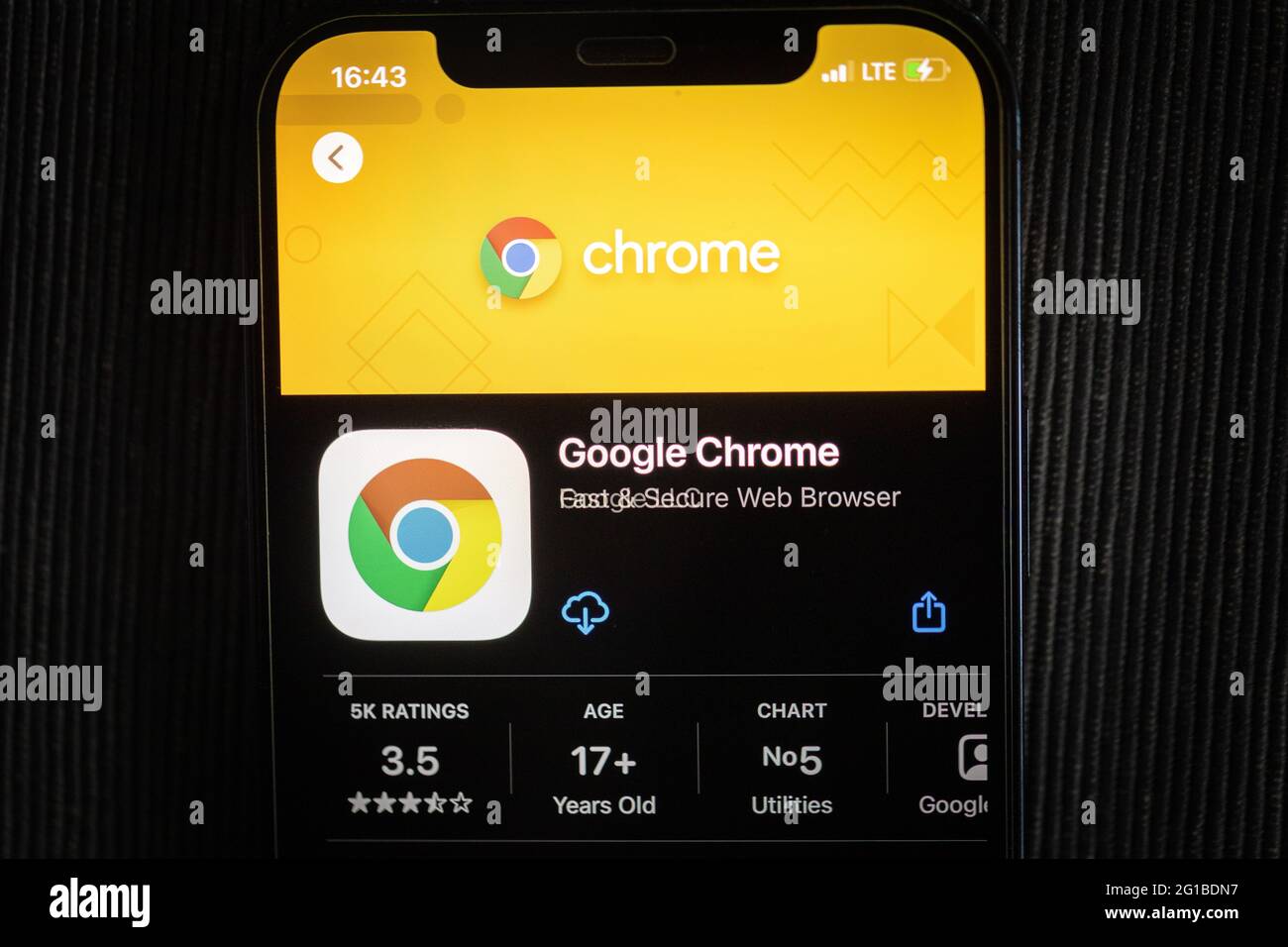 Google Chrome-App im Apple App Store auf einem iPhone 12-Bildschirm gesehen. Stockfoto