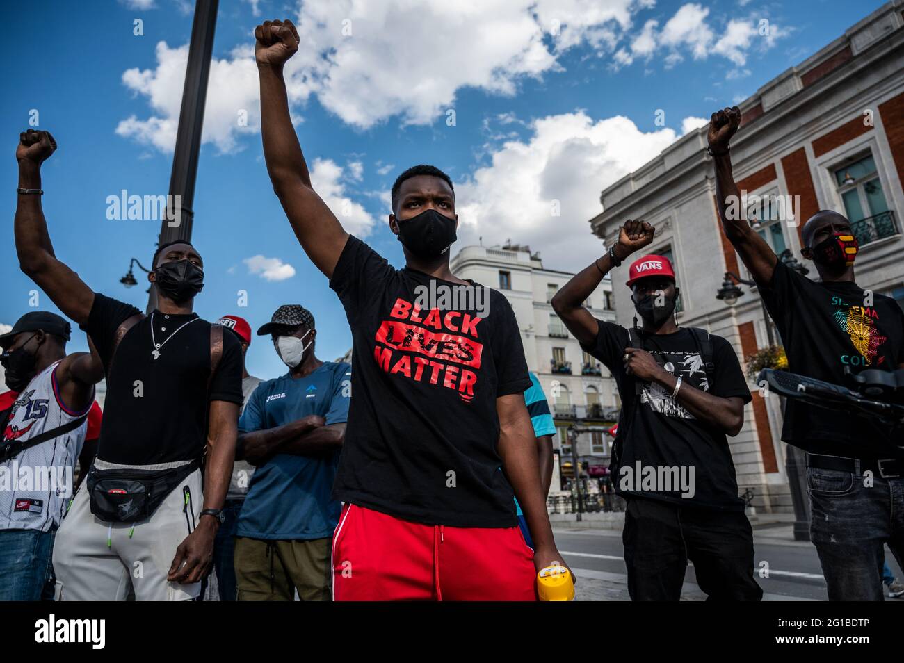 Madrid, Spanien. Juni 2021. Menschen erheben ihre Fäuste während eines Protestes gegen Rassismus als Teil der sozialen Bewegung Black Lives Matter im Zusammenhang mit dem Tod des afroamerikanischen Bürgers George Floyd in den Vereinigten Staaten. Quelle: Marcos del Mazo/Alamy Live News Stockfoto