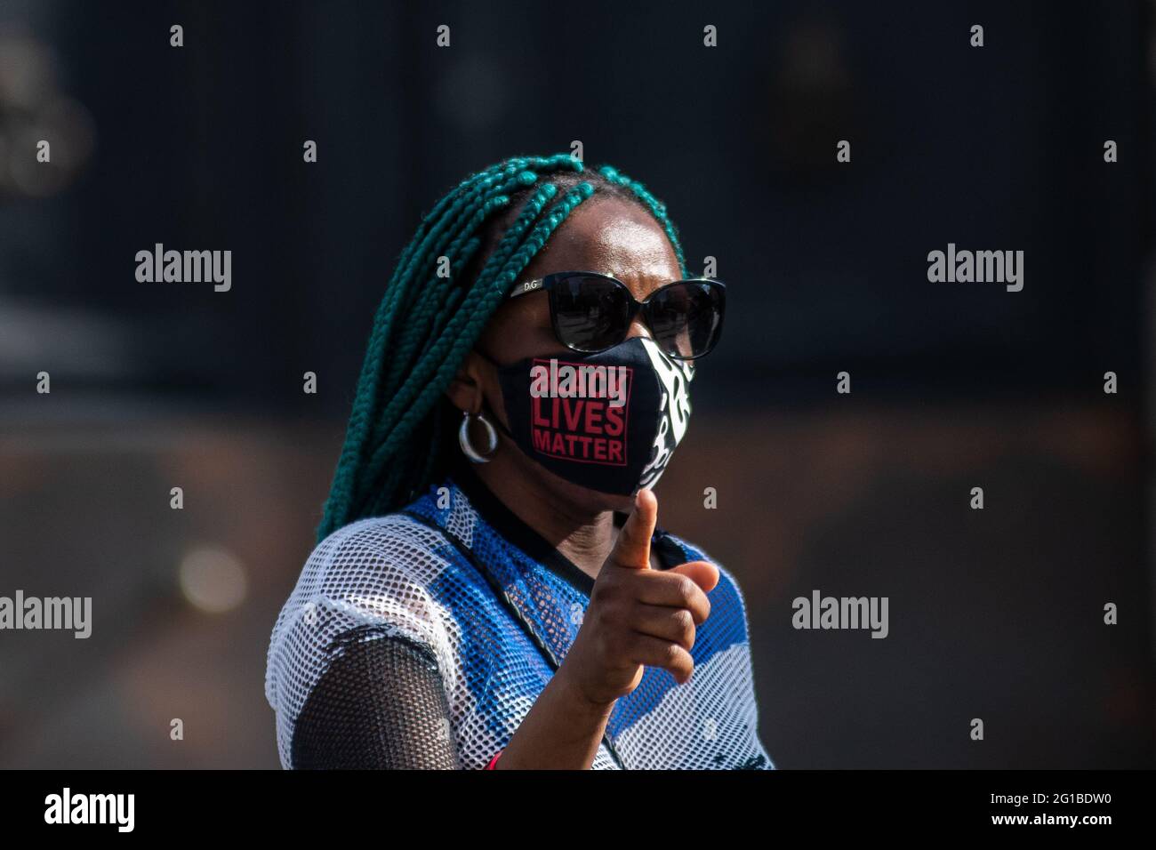 Madrid, Spanien. Juni 2021. Eine Frau, die eine Maske mit der Black Lives Matter-Botschaft trug, während eines Protestes gegen Rassismus als Teil der sozialen Bewegung Black Lives Matter im Zusammenhang mit dem Tod des afroamerikanischen Bürgers George Floyd in den Vereinigten Staaten. Quelle: Marcos del Mazo/Alamy Live News Stockfoto