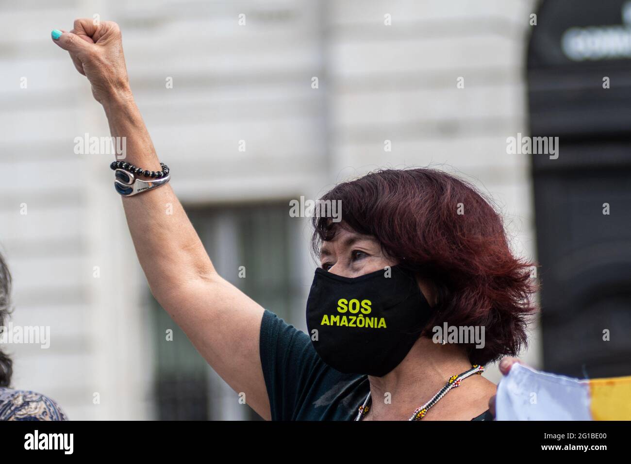 Madrid, Spanien. Juni 2021. Eine Frau, die ihre Faust hebt und eine Maske gegen die Verschlechterung des Amazonas trägt, während eines Protestes gegen Rassismus als Teil der sozialen Bewegung Black Lives Matter im Zusammenhang mit dem Tod des afroamerikanischen Bürgers George Floyd in den Vereinigten Staaten. Quelle: Marcos del Mazo/Alamy Live News Stockfoto
