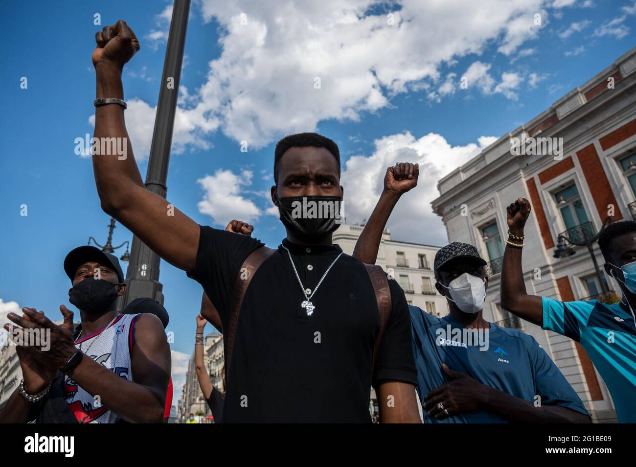 Madrid, Spanien. Juni 2021. Menschen erheben ihre Fäuste während eines Protestes gegen Rassismus als Teil der sozialen Bewegung Black Lives Matter im Zusammenhang mit dem Tod des afroamerikanischen Bürgers George Floyd in den Vereinigten Staaten. Quelle: Marcos del Mazo/Alamy Live News Stockfoto