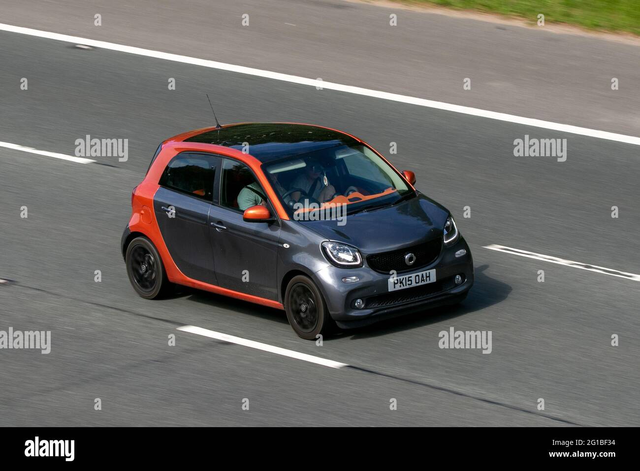 2015 Gray Smart forfour Edition IT 898cc Hatchback, Fahrt auf der Autobahn M6 in der Nähe von Preston in Lancashire, Großbritannien. Stockfoto