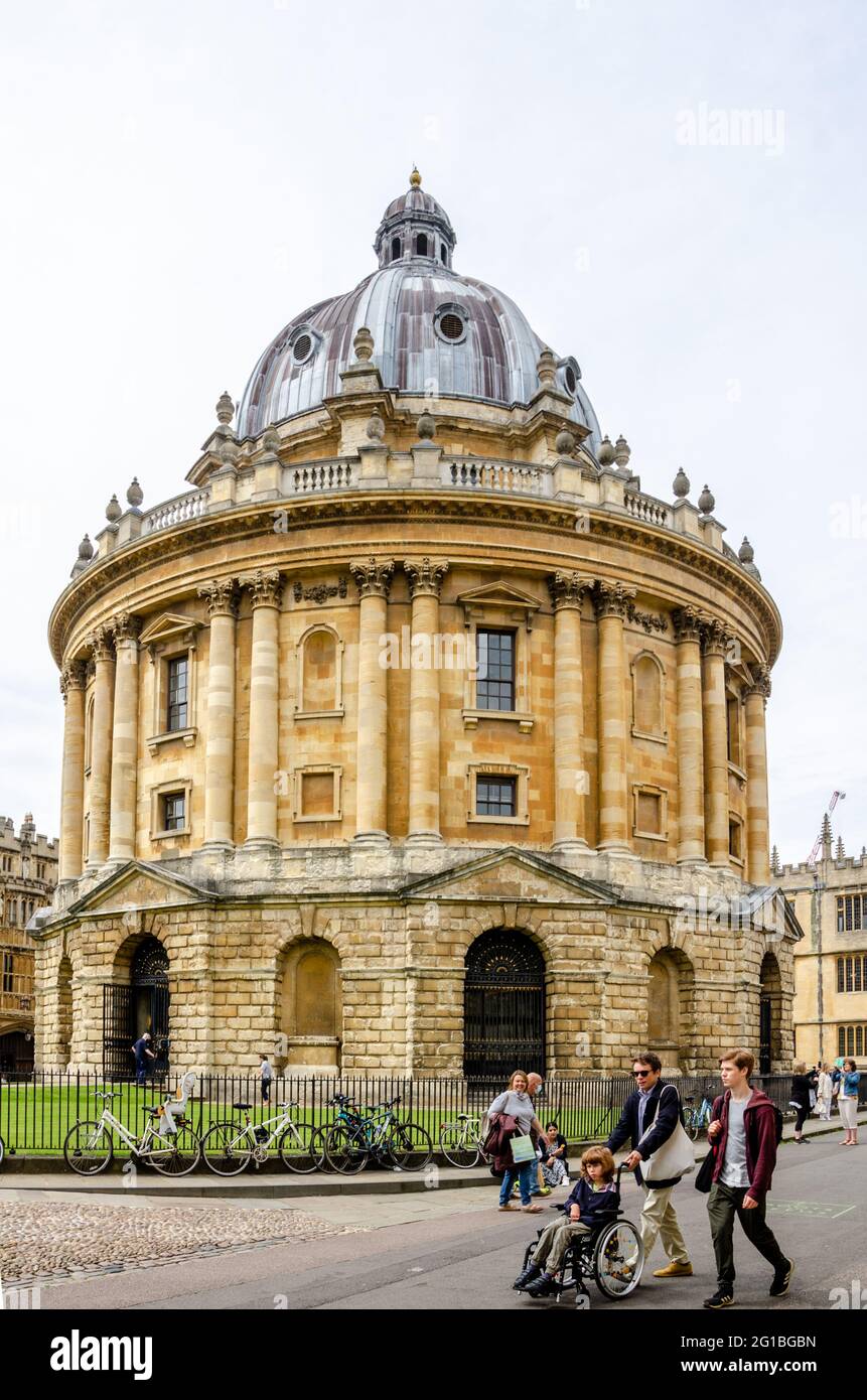 Die von James Gibbs im neoklassizistischen Stil entworfene Radcliffe Camera in der Catte Street in Oxford ist ein Wahrzeichen im Zentrum von Oxford Stockfoto
