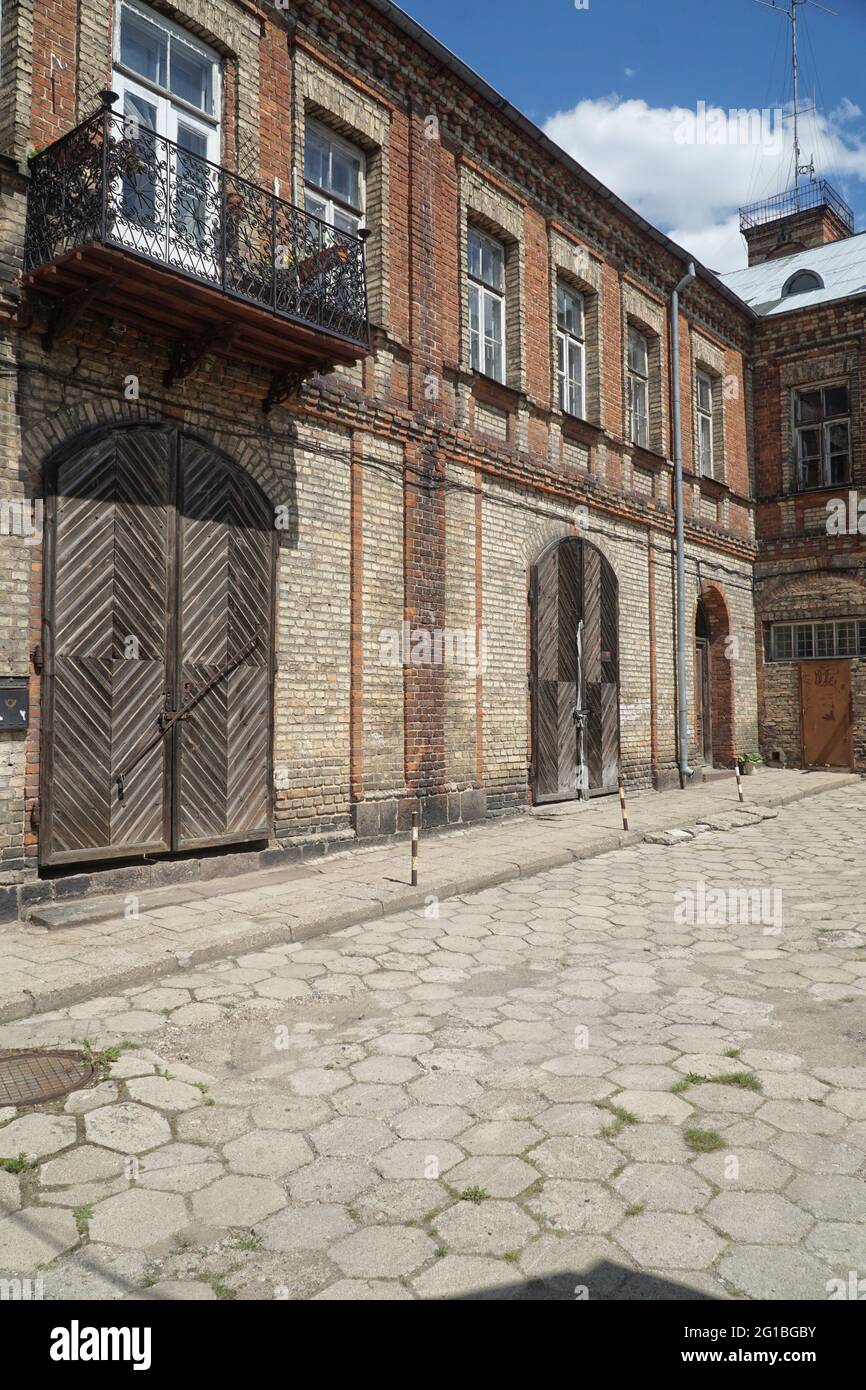 Das alte Feuerwehrgebäude mit einem Aussichtsturm in Białystok, Warszawska-Straße, Polen. Das historische Feuerwehrgebäude, erbaut aus rotem und rotem Stockfoto