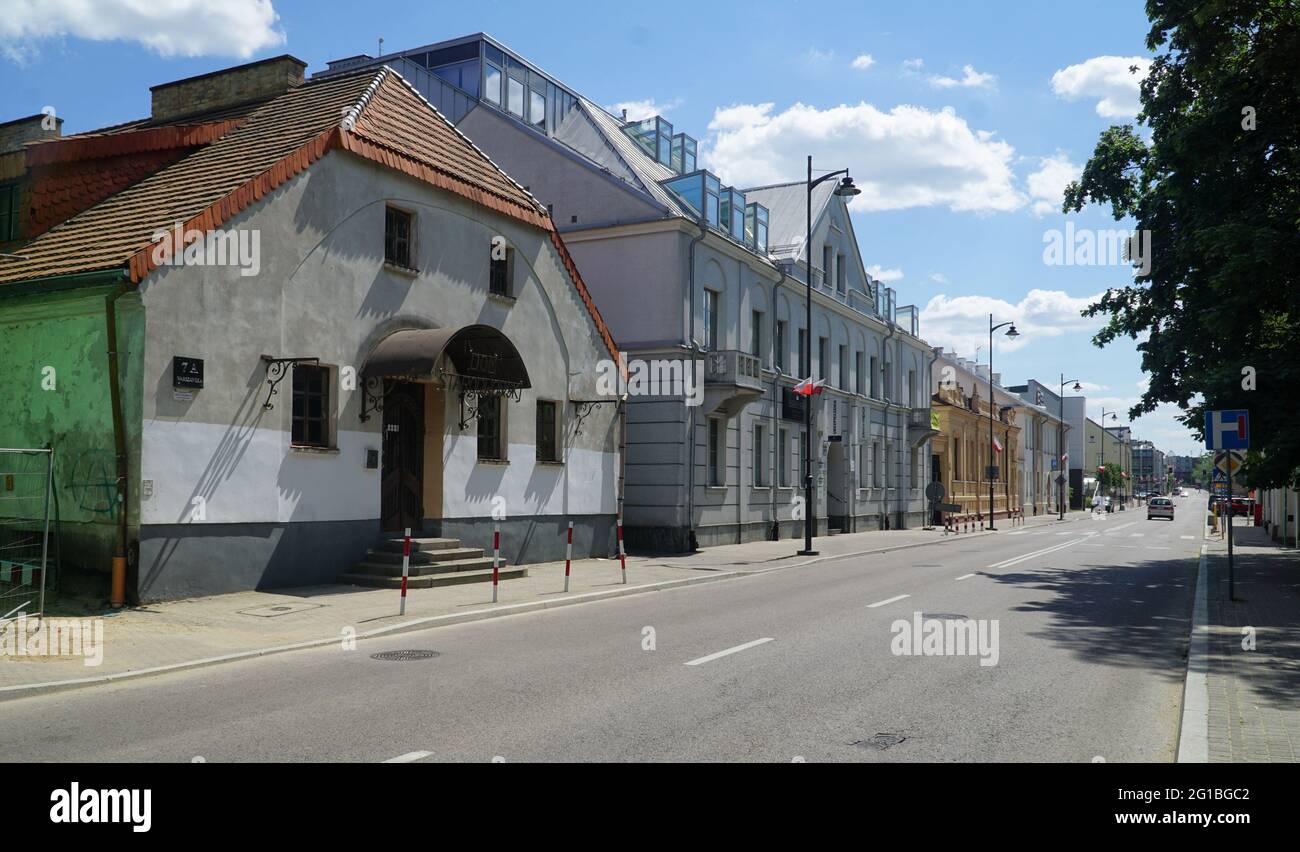 Białystok, Polen - Juni 03,2021: Warszawska Straße; Stadtbild der historischen Straße in Bialystok mit Stadthäusern und Palästen aus dem 19. Jahrhundert. Stockfoto