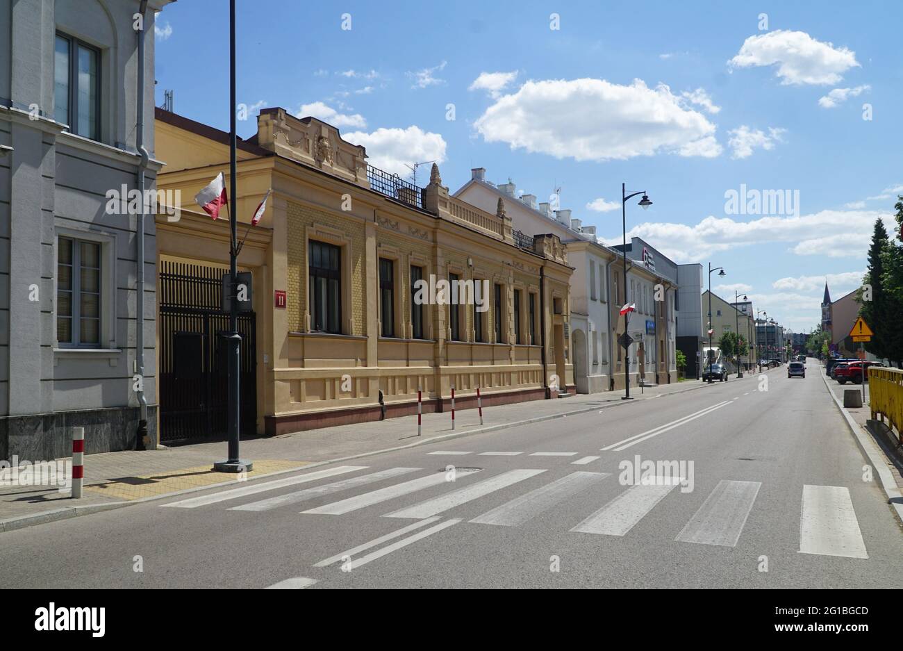 Białystok, Polen - Juni 03,2021: Aronsons Palace Warszawska Street; Stadtbild der historischen Straße in Bialystok mit Stadthäusern und PAL aus dem 19. Jahrhundert Stockfoto