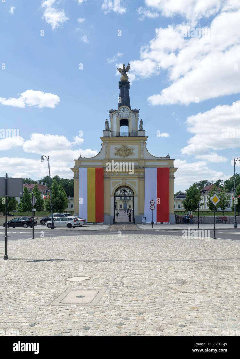 BIALYSTOK, POLEN - 03. Juni 2021: Das Griffin-Tor des Branicki-Palastes, das Haupttor, das mit Flaggen von Polen und Białystok, Europa, geschmückt ist Stockfoto