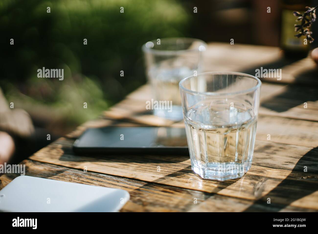 Gläser frisches Wasser auf dem Tisch Stockfoto