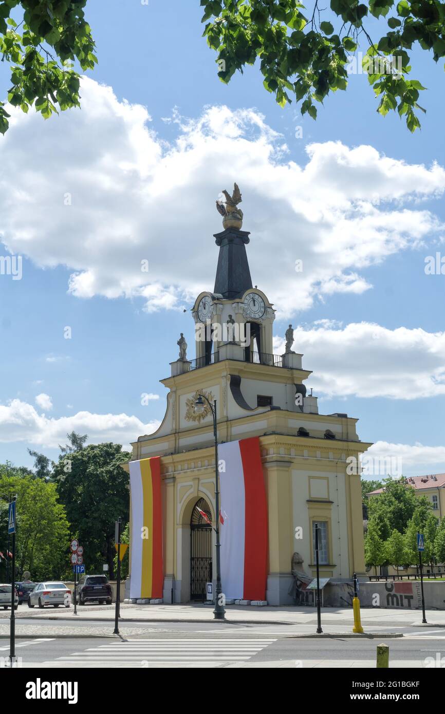 BIALYSTOK, POLEN - 03. Juni 2021: Das Griffin-Tor des Branicki-Palastes, das Haupttor, das mit Flaggen von Polen und Białystok, Europa, geschmückt ist Stockfoto