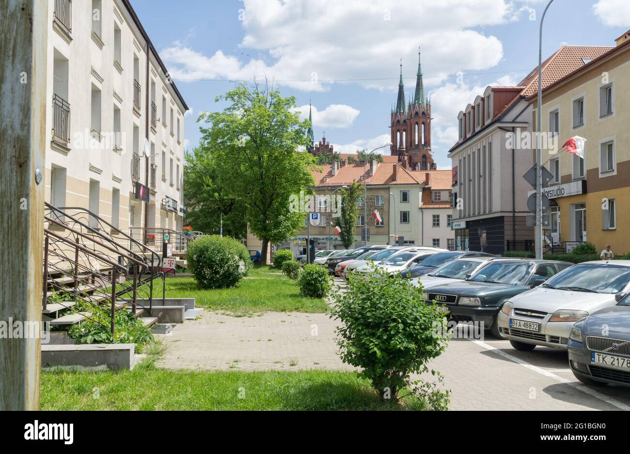 Bialystok, Polen - 03. Juni 2021: Stadtbild von Bialystok, Ansicht von Stadthäusern, roten Dächern und Türmen der neugotischen Kathedralbasilika. Stockfoto