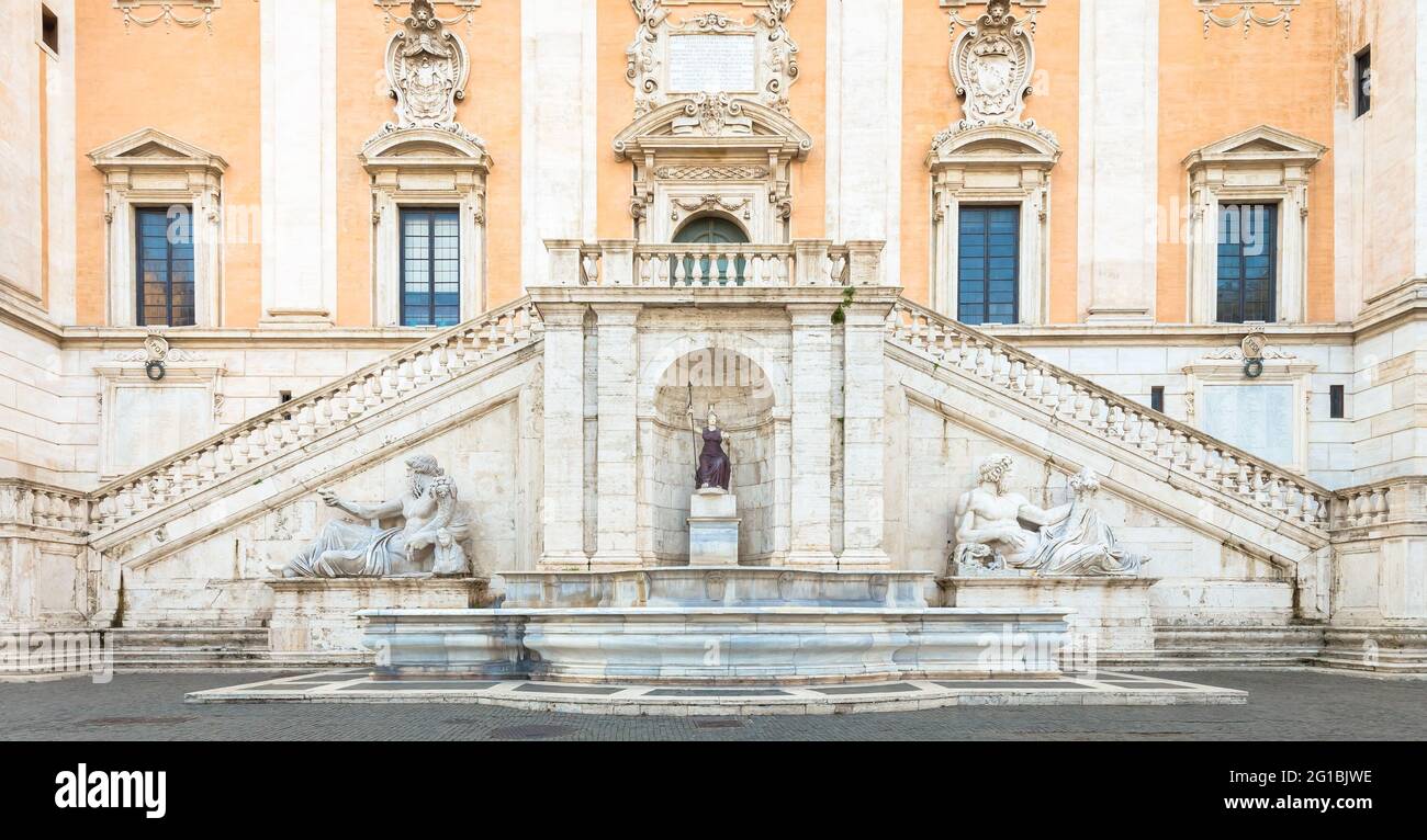 Rom, Italien. Blick auf die Treppe des Palazzo Senatorio, ein Meisterwerk der Renaissance. Seine doppelte Treppenrampe wurde von Michelangelo als Par entworfen Stockfoto
