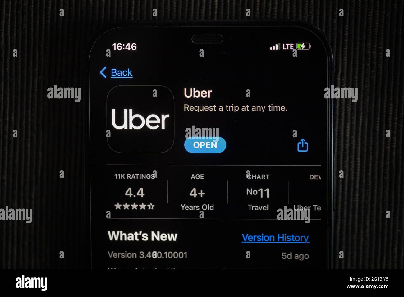 Uber-App im Apple App Store auf einem iPhone 12-Bildschirm. Stockfoto