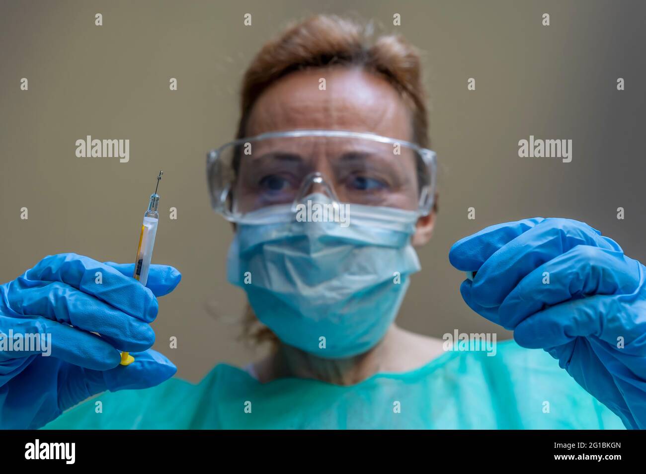Eine Krankenschwester bereitet den Impfstoff gegen das Coronavirus Covid-19 vor, um ihn einem Patienten zu impfen Stockfoto