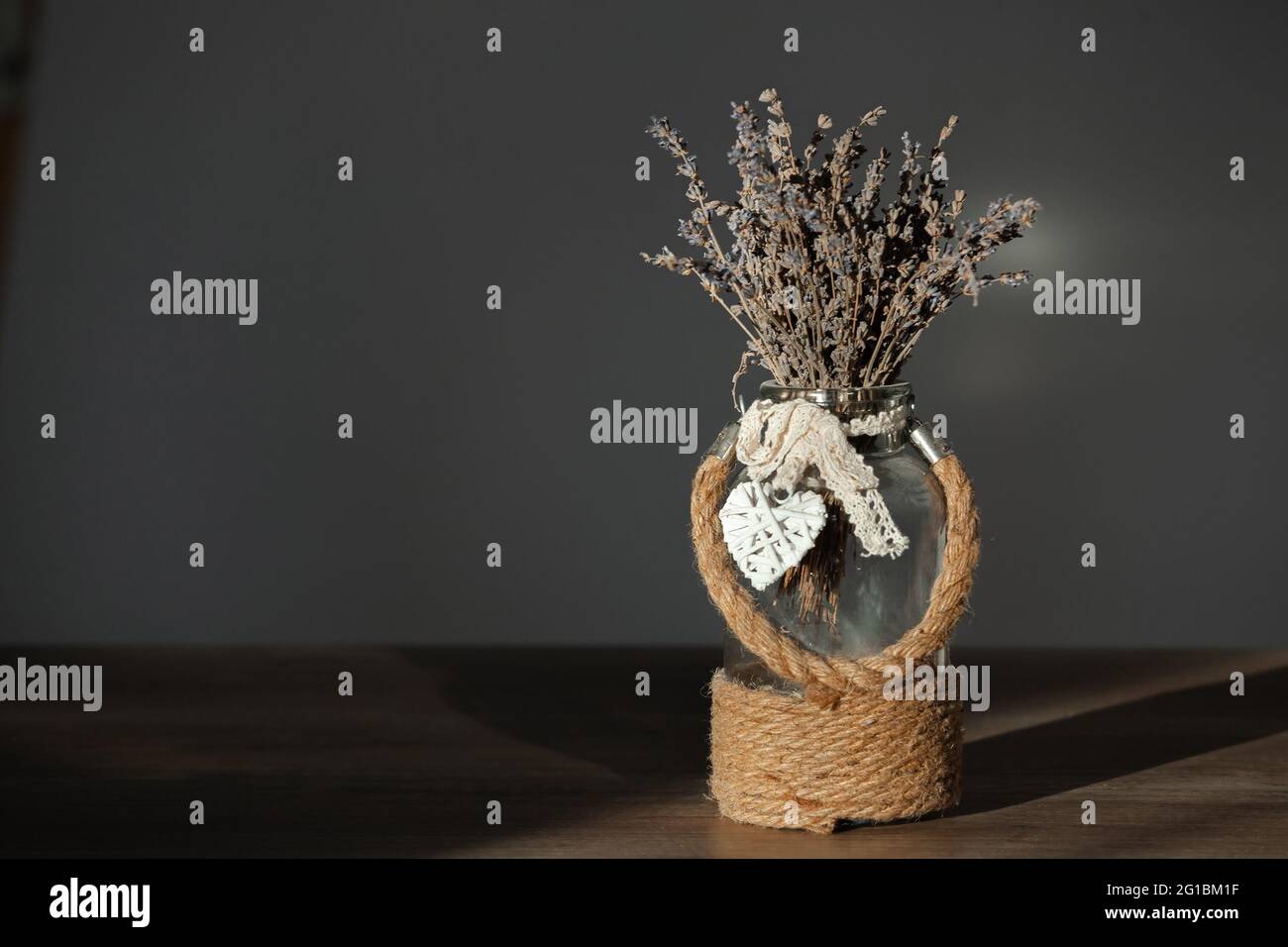 Lavendel getrocknetes Bouquet in einer Vase mit Jute-Dekor Stockfoto