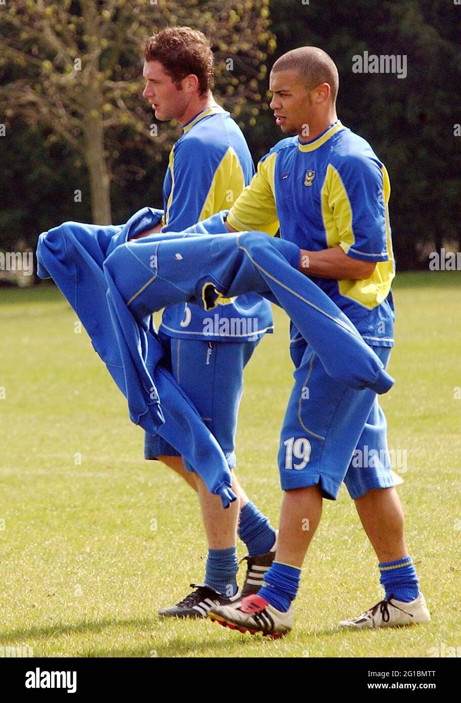 DIE PORTSMOUTH-STÜRMER LEE BRADBURY UND DEON BURTON BEIM TRAINING HEUTE/GESTERN (FREITAG) HOFFEN BEIDE, HARRY REDKNAPP FÜR DAS SPIEL GEGEN SHEFFIELD AM MITTWOCH ZU GEWINNEN. PIC MIKE WALKER, 2003 Stockfoto