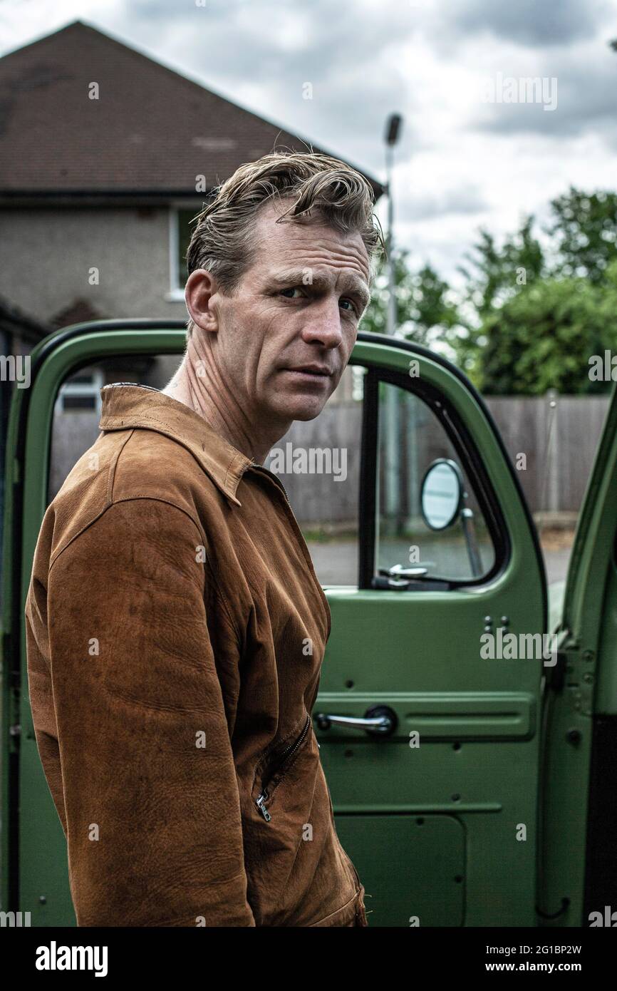 Aufrichtiger, ernsthafter Mann, der leise und nachdenklich auf die Kamera blickt. Stockfoto