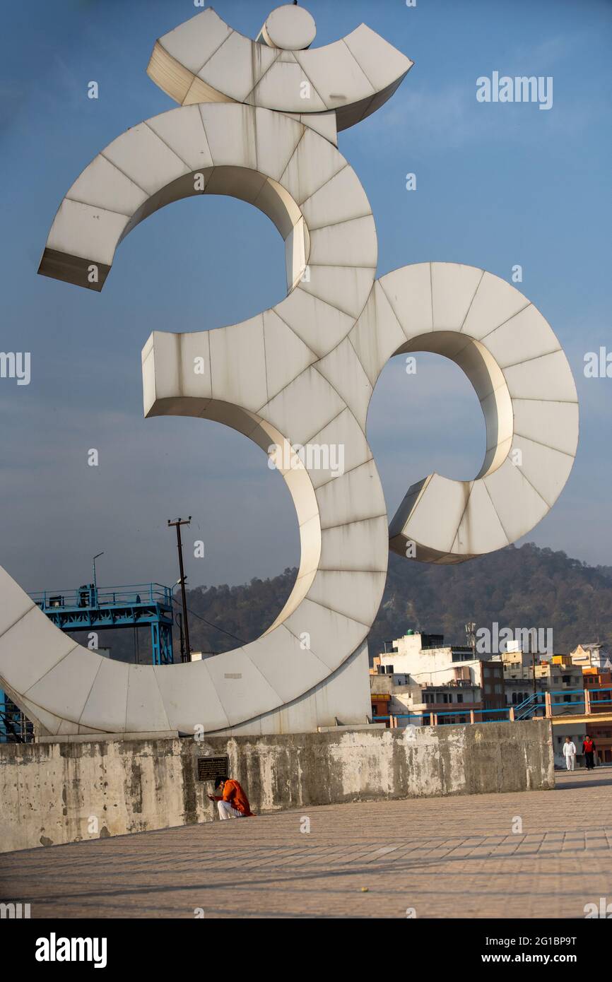 OM Statue in Haridwar, Uttarakhand Indien. OM ist ein heiliger Klang eines spirituellen Symbols in indischen Religionen. Appleprores 422 4k Cinetone. Hochwertige Fotos Stockfoto