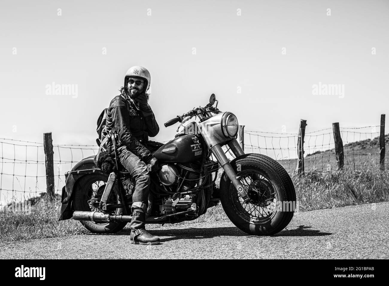 David Borras fonder von El Solitario MC und seiner Harley Davidson 58 Panhead beim Wheels and Waves Festival in Biarritz, Frankreich. Stockfoto