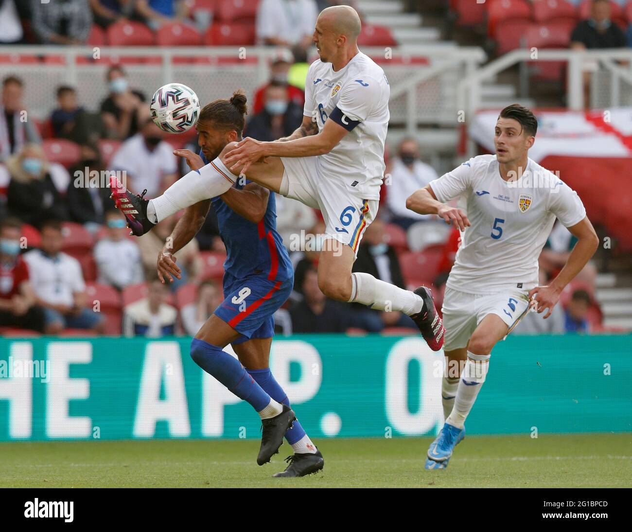 Middlesbrough, England, 6. Juni 2021. Vlad Chiriches aus Rumänien bringt Dominic Calvert-Lewin aus England zusammen, um während des Internationalen Fußballfreundschaftsspiel im Riverside Stadium, Middlesbrough, eine Strafe zu verhängen. Bildnachweis sollte lauten: Darren Staples / Sportimage Stockfoto