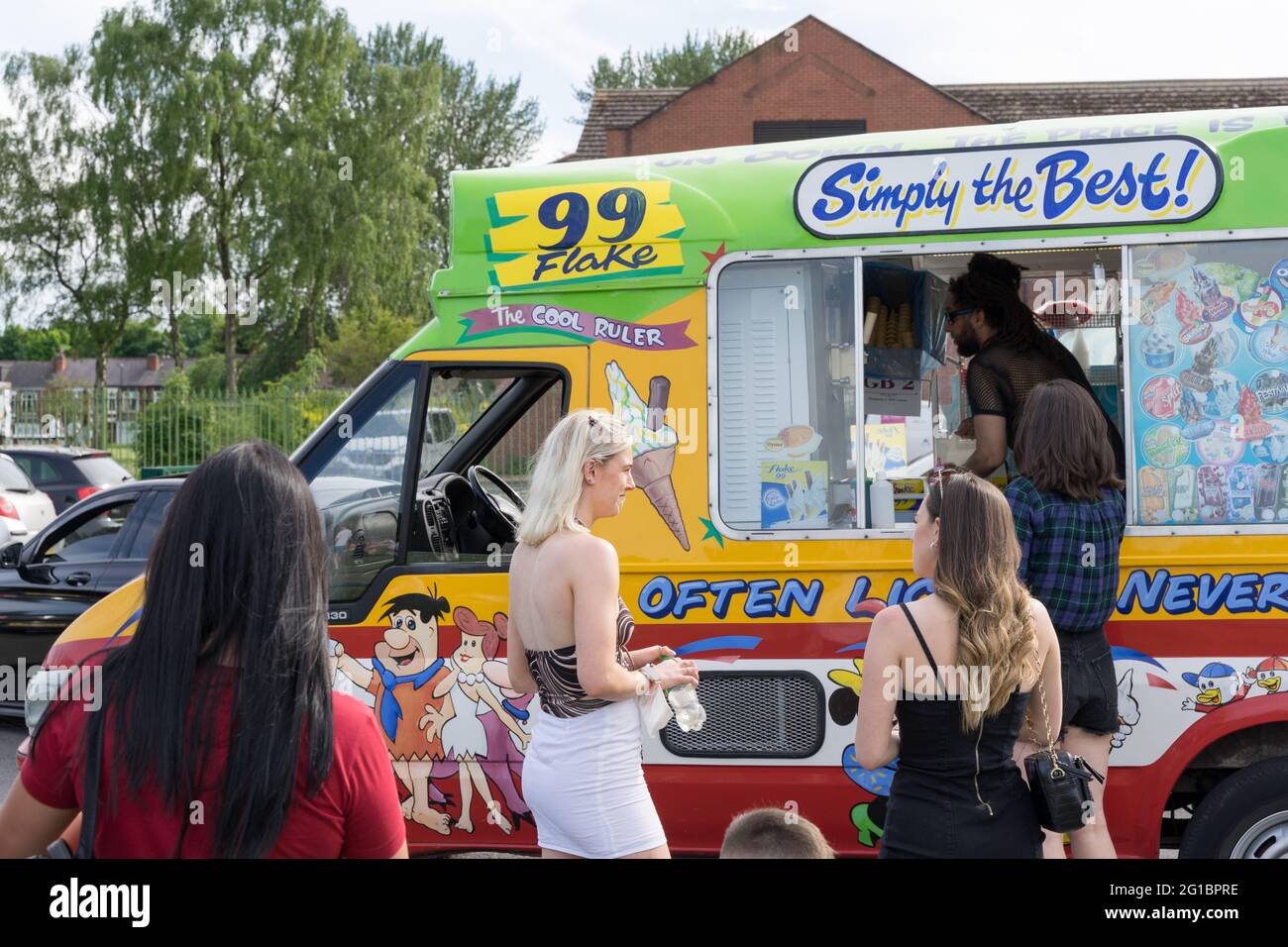 An einem heißen Frühlingstag, Selly Park, Birmingham, England, Großbritannien, stehen die Leute im Eiswagen für eiskaltes Eis an Stockfoto