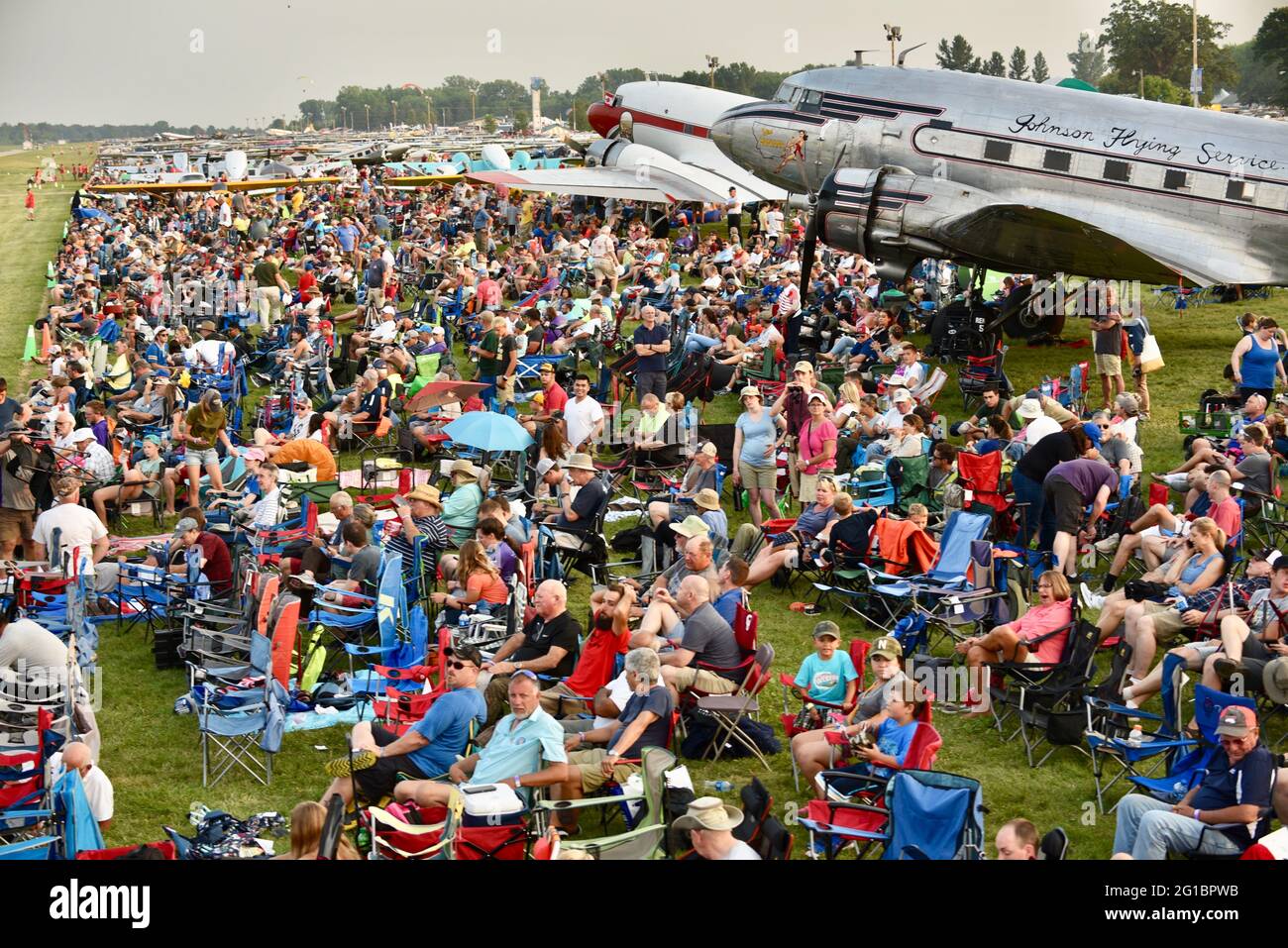 Tausende von Luftfahrtbegeisterten und Piloten versammeln sich neben der Start- und Landebahn für die Flugshow beim EAA Fly-in (AirVenture), Oshkosh, Wisconsin, USA Stockfoto