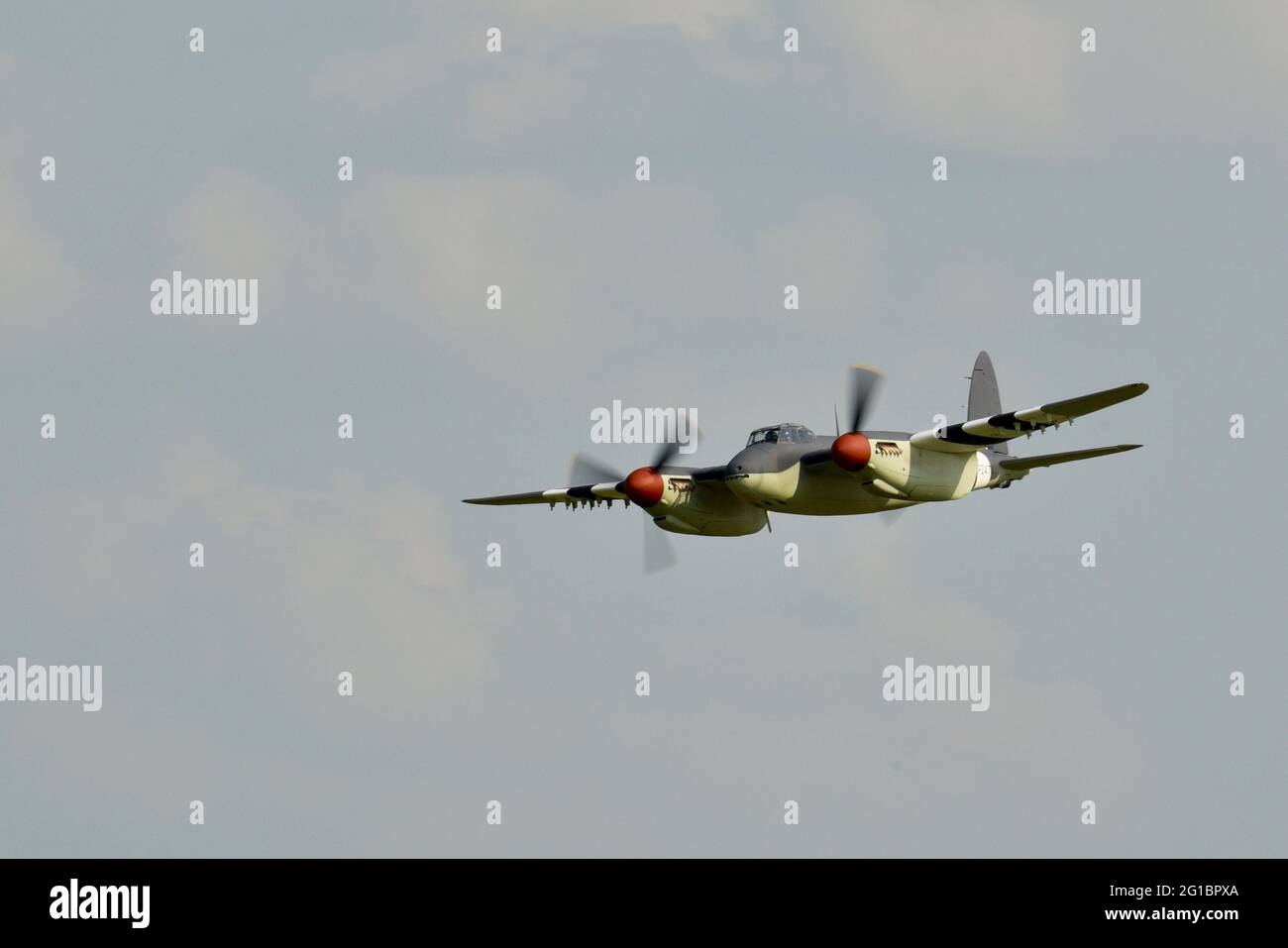 Der RAF de Havilland aus dem zweiten Weltkrieg fliegende Moskitos und Hochgeschwindigkeitsübergänge beim EAA Fly-in (AirVenture), Oshkosh, Wisconsin, USA Stockfoto