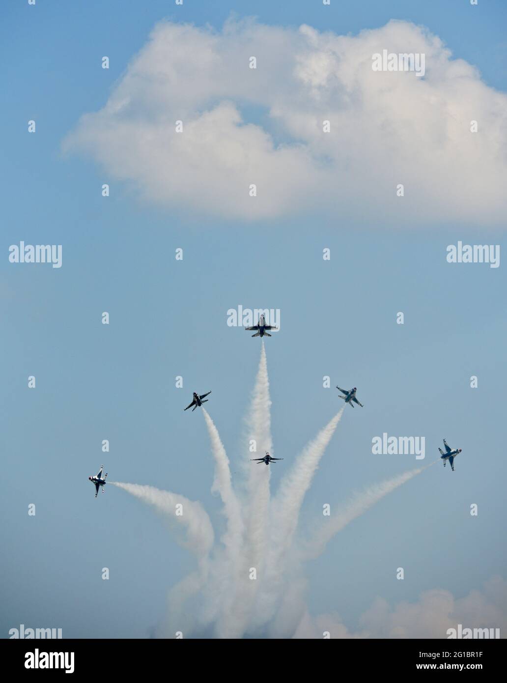 US Air Force Thunderbirds, F-16 Kampfflugzeuge, Flugdemonstrationsgeschwader, in Flugformation beim EAA Fly-in (AirVenture), Oshkosh, Wisconsin, USA Stockfoto